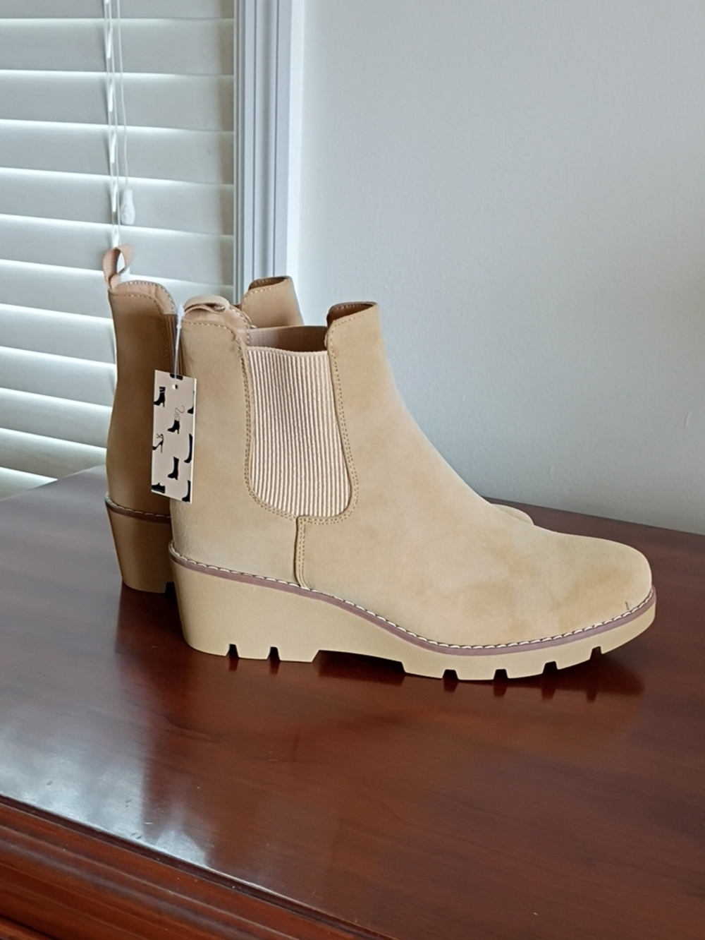 NWT Women's MySoft Chelsea Lug Sole Ankle Boots in Beige, 9